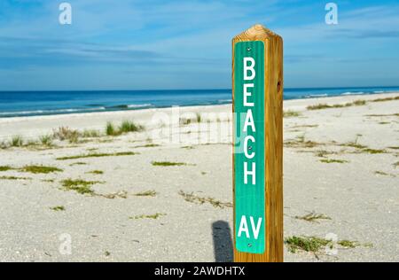 Fahren Sie auf der Beach Avenue in Richtung Post, und markieren Sie die Public Beach Access Street Stockfoto