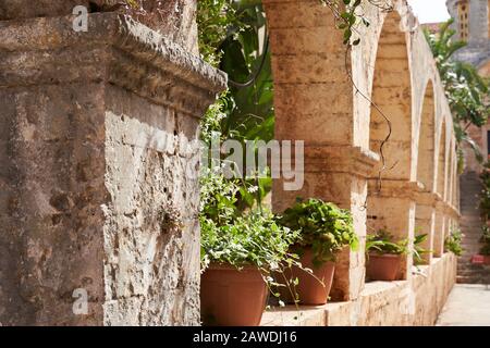 Kloster Agia Triad auf Crete in Griechenland. Schöne Terrasse im Sommer Stockfoto