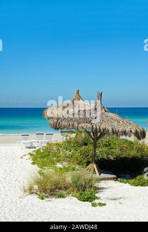 Cabana und Chair Rentals am Strand Stockfoto