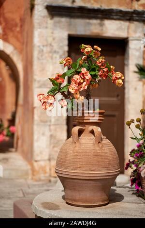 Kloster Agia Triad auf Crete in Griechenland. Schöne Terrasse im Sommer Stockfoto