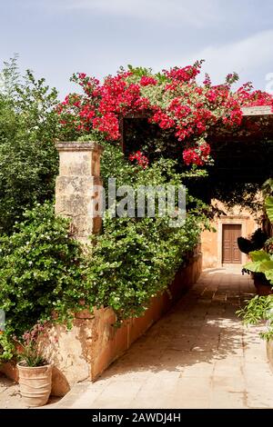 Kloster Agia Triad auf Crete in Griechenland. Schöne Terrasse im Sommer Stockfoto