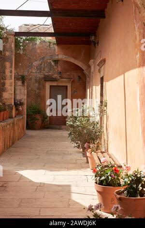 Kloster Agia Triad auf Crete in Griechenland. Schöne Terrasse im Sommer Stockfoto