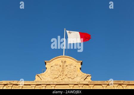 Maltesische Flagge auf der Spitze des Castille Palace Stockfoto