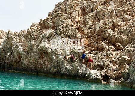 Touristen genießen die seitanische Limanie oder Agiou Stefanou, den himmlischen Strand mit türkisfarbenem Wasser. Chania, Akrotiri, Crete, Griechenland, am 23. Mai 2019. Stockfoto