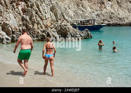 Touristen genießen die seitanische Limanie oder Agiou Stefanou, den himmlischen Strand mit türkisfarbenem Wasser. Chania, Akrotiri, Crete, Griechenland, am 23. Mai 2019. Stockfoto