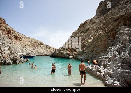 Touristen genießen die seitanische Limanie oder Agiou Stefanou, den himmlischen Strand mit türkisfarbenem Wasser. Chania, Akrotiri, Crete, Griechenland, am 23. Mai 2019. Stockfoto