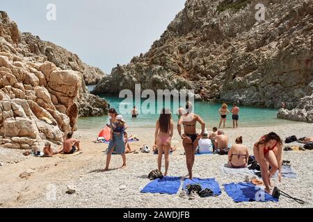 Touristen genießen die seitanische Limanie oder Agiou Stefanou, den himmlischen Strand mit türkisfarbenem Wasser. Chania, Akrotiri, Crete, Griechenland, am 23. Mai 2019. Stockfoto