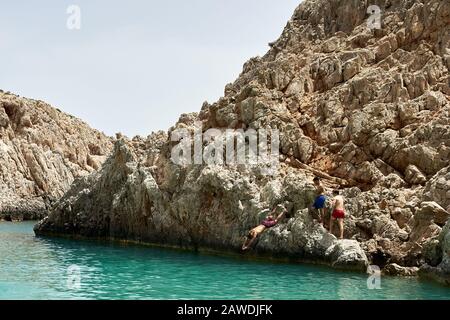 Touristen genießen die seitanische Limanie oder Agiou Stefanou, den himmlischen Strand mit türkisfarbenem Wasser. Chania, Akrotiri, Crete, Griechenland, am 23. Mai 2019. Stockfoto