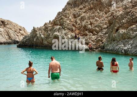 Touristen genießen die seitanische Limanie oder Agiou Stefanou, den himmlischen Strand mit türkisfarbenem Wasser. Chania, Akrotiri, Crete, Griechenland, am 23. Mai 2019. Stockfoto