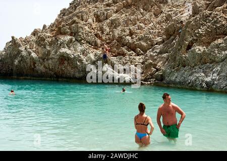 Touristen genießen die seitanische Limanie oder Agiou Stefanou, den himmlischen Strand mit türkisfarbenem Wasser. Chania, Akrotiri, Crete, Griechenland, am 23. Mai 2019. Stockfoto