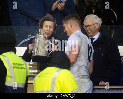 Edinburgh.Schottland, Großbritannien. Februar 2020. Edinburgh, Schottland, Großbritannien. Guinness Six Nations Test: Schottland gegen England. HRH The Princess Royal überreicht England Kapitän Owen Farrell den Calcutta Cup. Kredit: Ian Rutherford/Alamy Live News. Stockfoto