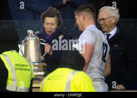 Edinburgh.Schottland, Großbritannien. Februar 2020. Edinburgh, Schottland, Großbritannien. Guinness Six Nations Test: Schottland gegen England. HRH The Princess Royal überreicht England Kapitän Owen Farrell den Calcutta Cup. Kredit: Ian Rutherford/Alamy Live News. Stockfoto