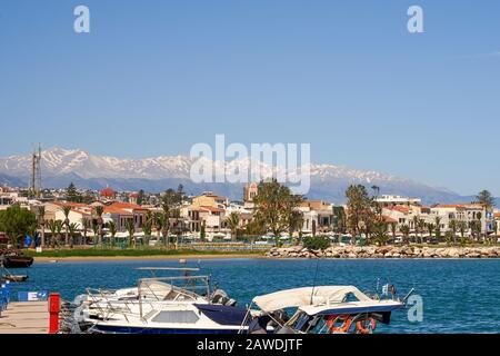 Crete, Rethymno, Griechenland, 24. Mai 2019: Bildlich buntes Griechenland: Rethymnon-Fischerboote, Kreta-Insel im Sommer Stockfoto