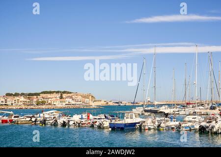 Crete, Rethymno, Griechenland, 24. Mai 2019: Bildlich buntes Griechenland: Rethymnon-Fischerboote, Kreta-Insel im Sommer Stockfoto