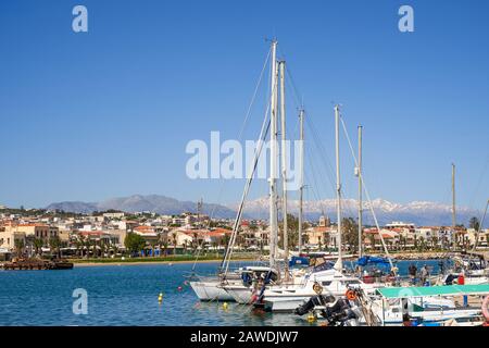 Crete, Rethymno, Griechenland, 24. Mai 2019: Bildlich buntes Griechenland: Rethymnon-Fischerboote, Kreta-Insel im Sommer Stockfoto