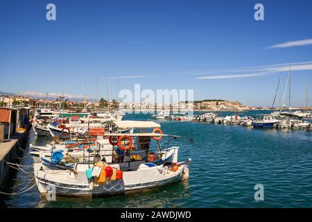 Crete, Rethymno, Griechenland, 24. Mai 2019: Bildlich buntes Griechenland: Rethymnon-Fischerboote, Kreta-Insel im Sommer Stockfoto