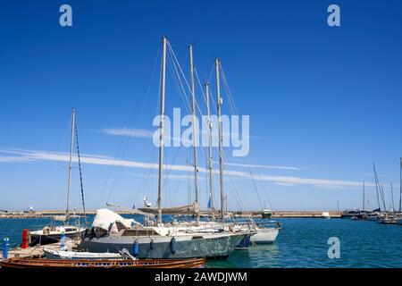 Crete, Rethymno, Griechenland, 24. Mai 2019: Bildlich buntes Griechenland: Rethymnon-Fischerboote, Kreta-Insel im Sommer Stockfoto