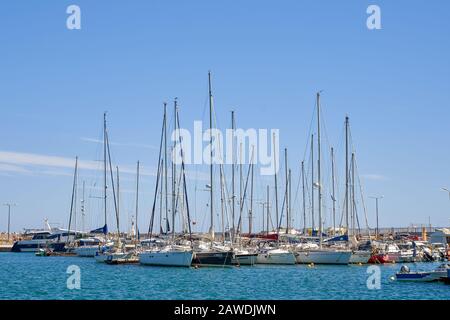 Crete, Rethymno, Griechenland, 24. Mai 2019: Bildlich buntes Griechenland: Rethymnon-Fischerboote, Kreta-Insel im Sommer Stockfoto