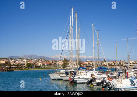 Crete, Rethymno, Griechenland, 24. Mai 2019: Bildlich buntes Griechenland: Rethymnon-Fischerboote, Kreta-Insel im Sommer Stockfoto