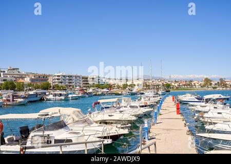 Crete, Rethymno, Griechenland, 24. Mai 2019: Bildlich buntes Griechenland: Rethymnon-Fischerboote, Kreta-Insel im Sommer Stockfoto