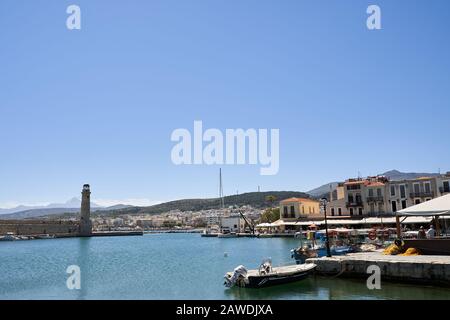 Crete, Rethymno, Griechenland, 24. Mai 2019: Bildlich buntes Griechenland: Rethymnon-Fischerboote, Kreta-Insel im Sommer Stockfoto