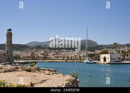 Crete, Rethymno, Griechenland, 24. Mai 2019: Bildlich buntes Griechenland: Rethymnon-Fischerboote, Kreta-Insel im Sommer Stockfoto