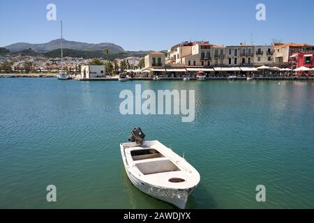 Crete, Rethymno, Griechenland, 24. Mai 2019: Bildlich buntes Griechenland: Rethymnon-Fischerboote, Kreta-Insel im Sommer Stockfoto