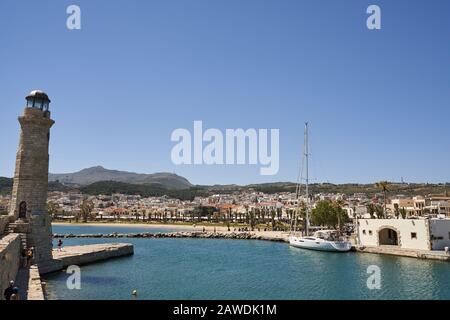 Crete, Rethymno, Griechenland, 24. Mai 2019: Bildlich buntes Griechenland: Rethymnon-Fischerboote, Kreta-Insel im Sommer Stockfoto