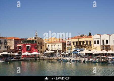 Crete, Rethymno, Griechenland, 24. Mai 2019: Bildlich buntes Griechenland: Rethymnon-Fischerboote, Kreta-Insel im Sommer Stockfoto