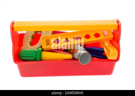 Eine Mischung aus Spielzeugwerkzeugen, darunter ein Maßband, Säge, Ebene, sichelbarer Schraubenschlüssel, Schraubenzieher, Bohrer, Hammer und Werkzeugkasten Stockfoto