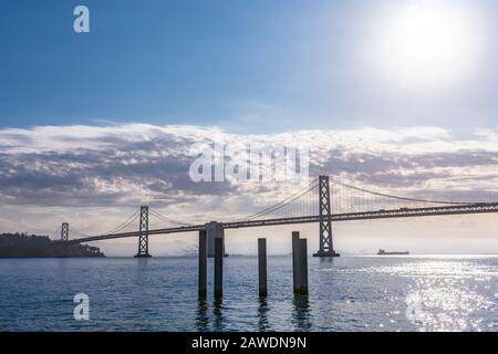 Blick auf die Bay Bridge in San francisco vom Hafen von San Francisco. Stockfoto
