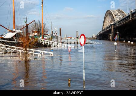 Nijmegen, Gelderland, Niederlande. Februar 2020. Ein Blick auf die Schiffe mit unzugänglichem Eingang an der Hochwasserzone.Überschwemmungsgebiete am Rheinufer und andere größere Flüsse werden voraussichtlich später am Wochenende unter Wasser stehen. Nijmegen ist eine der niederländischen Städte, die jetzt von diesem hohen Wasserstand betroffen sind. Die Waalkade, die Zone näher am Fluss, wurde für den Verkehr gesperrt und es wird erwartet, dass das Wasser eine Höhe von mehr als 11 Metern über dem Meeresspiegel erreichen kann. Das Wasser im Rhein bei Lobith, wo der Fluss in die Niederlande hinunterzieht, soll erreicht werden Stockfoto