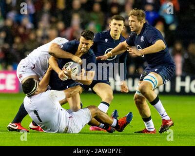 Murrayfield Sadium, Edinburgh, Großbritannien. Februar 2020. International Six Nations Rugby, Schottland versus England; Adam Hastings of Scotland wird von Mako Vunipola von England Credit: Action Plus Sports/Alamy Live News angepackt Stockfoto