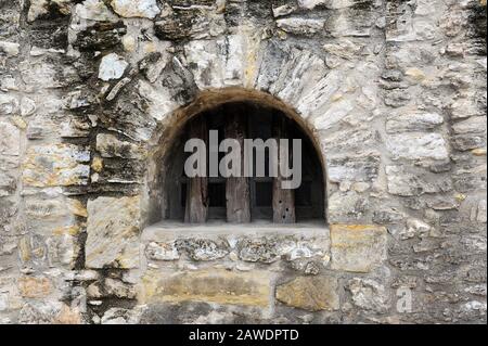 Ein Befestigtes Fenster in der Historischen Alamo-Mauer in San Antonio, TX Stockfoto