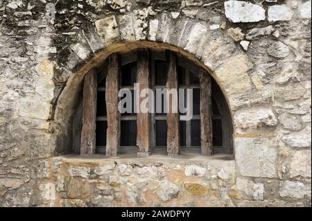 Ein Befestigtes Fenster in der Historischen Alamo-Mauer in San Antonio, TX Stockfoto