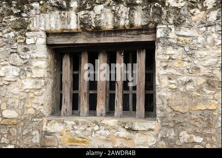 Ein Befestigtes Fenster in der Historischen Alamo-Mauer in San Antonio, TX Stockfoto