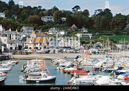 Der Hafen von Lyme Regis an der Küste von Dorset, im Westen Englands, mit Booten und Blick auf die Stadt Stockfoto