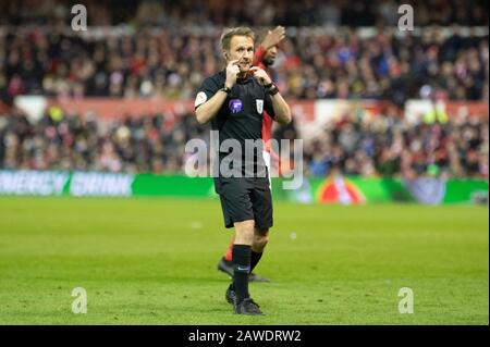 Nottingham, Großbritannien. Februar 2020. Oliver Langford, der Schiedsrichter beim Sky Bet Championship Match zwischen Nottingham Forest und Leeds United am City Ground, Nottingham, am Samstag, den 8. Februar 2020. (Kredit: Pat Scaasi/MI News) Foto darf nur für redaktionelle Zwecke in Zeitungen und/oder Zeitschriften verwendet werden, Lizenz für kommerzielle Nutzung erforderlich Kredit: MI News & Sport /Alamy Live News Stockfoto