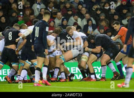 Edinburgh.Schottland, Großbritannien. Februar 2020. Edinburgh, Schottland, Großbritannien. Guinness Six Nations Test: Scotland V England.ScotlandÕs Zander Fagerson hält an den Shorts von ScotlandÕs Jonny Gray fest, als EnglandÕs George Kruis die Bande hält, um Gray in einem maul zurückzuhalten. Kredit: Ian Rutherford/Alamy Live News. Stockfoto