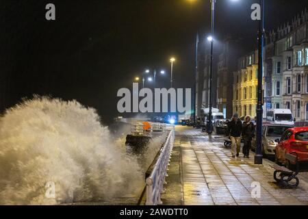 Aberystwyth, Ceredigion, Wales, Großbritannien. Februar 2020 Großbritannien Wetter: Mit zunehmender Windgeschwindigkeit von Storm Ciara beginnen hohe Wellen, die Meeresschutzanlagen entlang der Küstenstadt Aberystwyth in Mittelwales zu sonnen. Mit einer gelben Warnung für Samstag wurde eine neue gelbe Warnung für hohe Winde in Wales und den meisten Teilen Englands von 8 bis 21 Uhr am Sonntag ausgegeben. © Ian Jones/Alamy Live News Stockfoto