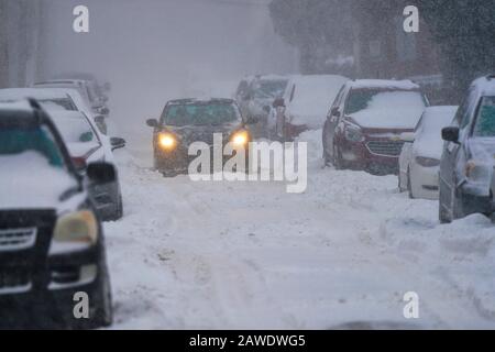 Montreal, Quebec, Kanada, 7.2020.Cars auf schneebedeckter Straße in Montreal, Quebec, Kanada.Credit:Mario Beauregard/Alamy News Stockfoto