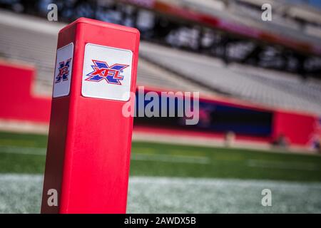 Houston, Texas, USA. Februar 2020. Ein Pylon der Marke XFL ruht in der Endzone vor dem XFL-Spiel zwischen den Los Angeles Wildcats und den Houston Roughnecks im TDECU Stadium in Houston, Texas. Prentice C. James/CSM/Alamy Live News Stockfoto