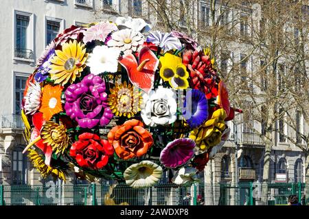 Blumenbaum, Kunstwerk des koretischen Künstlers Jeong Hwa Choi, Antonin Poncet Square, Lyon, Frankreich Stockfoto