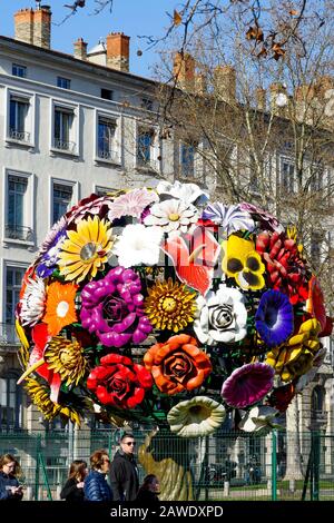 Blumenbaum, Kunstwerk des koretischen Künstlers Jeong Hwa Choi, Antonin Poncet Square, Lyon, Frankreich Stockfoto