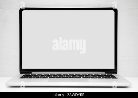 Silbernes Notebook mit Platz für verspottete Kopien auf weißem Hintergrund. Nahaufnahme. Stockfoto