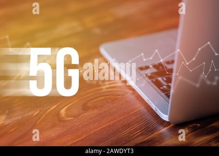 Abstraktes Bild von Hochgeschwindigkeitsnetzen 5G mit Kommunikationslinien. Nahaufnahme. Stockfoto