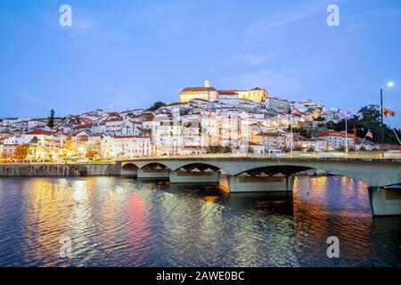 Stadtbild mit der Universität am Abend oben auf dem Hügel, Coimbra, Portugal Stockfoto