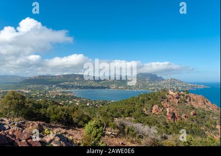 Blick von Cap du Dramont auf das massiv von l'Esterel, Saint-Raphael, Var, Provence-Alpen-Cote d'Azur, Frankreich Stockfoto