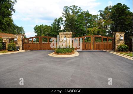 Herrschaftlicher Eingang zur neuen Gated Community Stockfoto