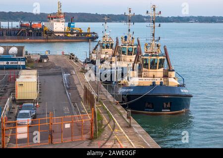 Schlepper Gebunden, Aber einsatzbereit Southampton, Hampshire, Großbritannien Stockfoto